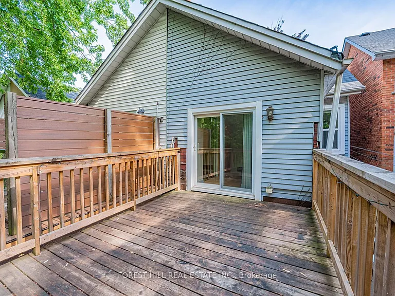 70 Macpherson Ave #UPPER — Photo 23