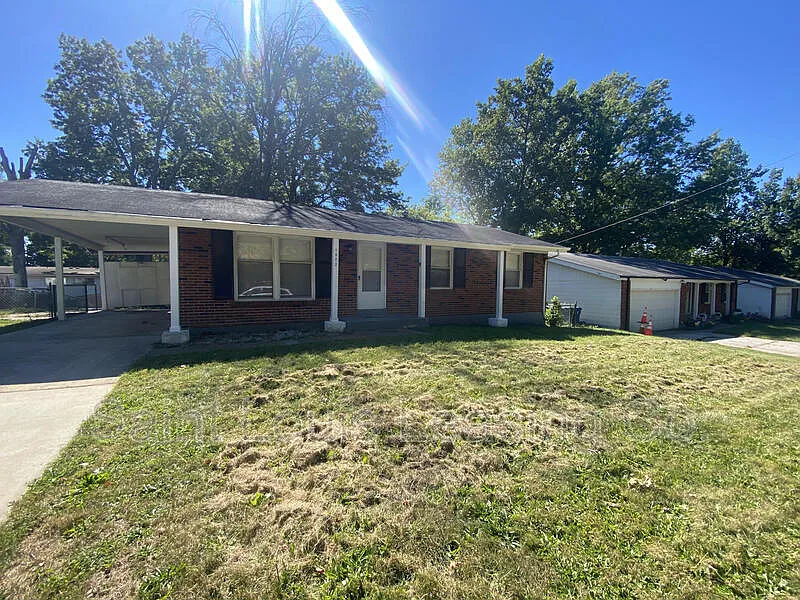 1572 Hudson Rd photo 1
