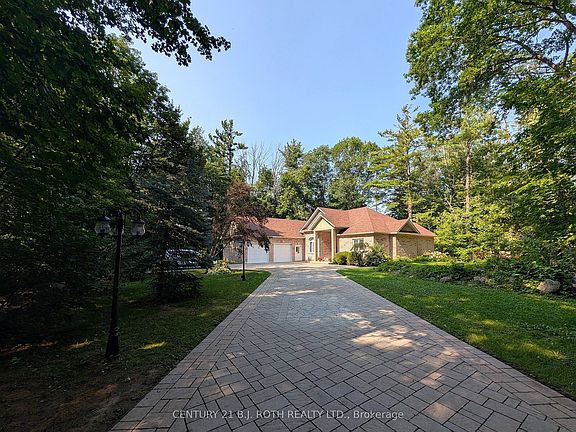 3rd image of 3925 Algoma Ave