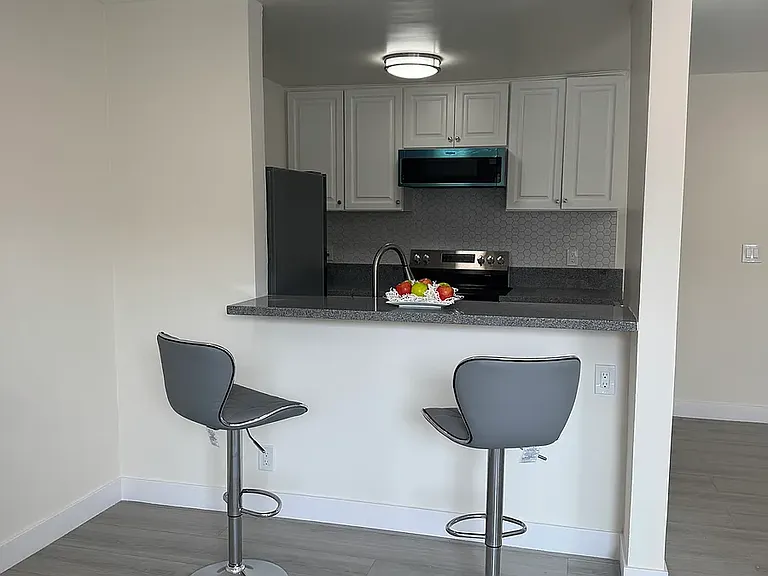 142 Normandie Apartments — Photo 6
