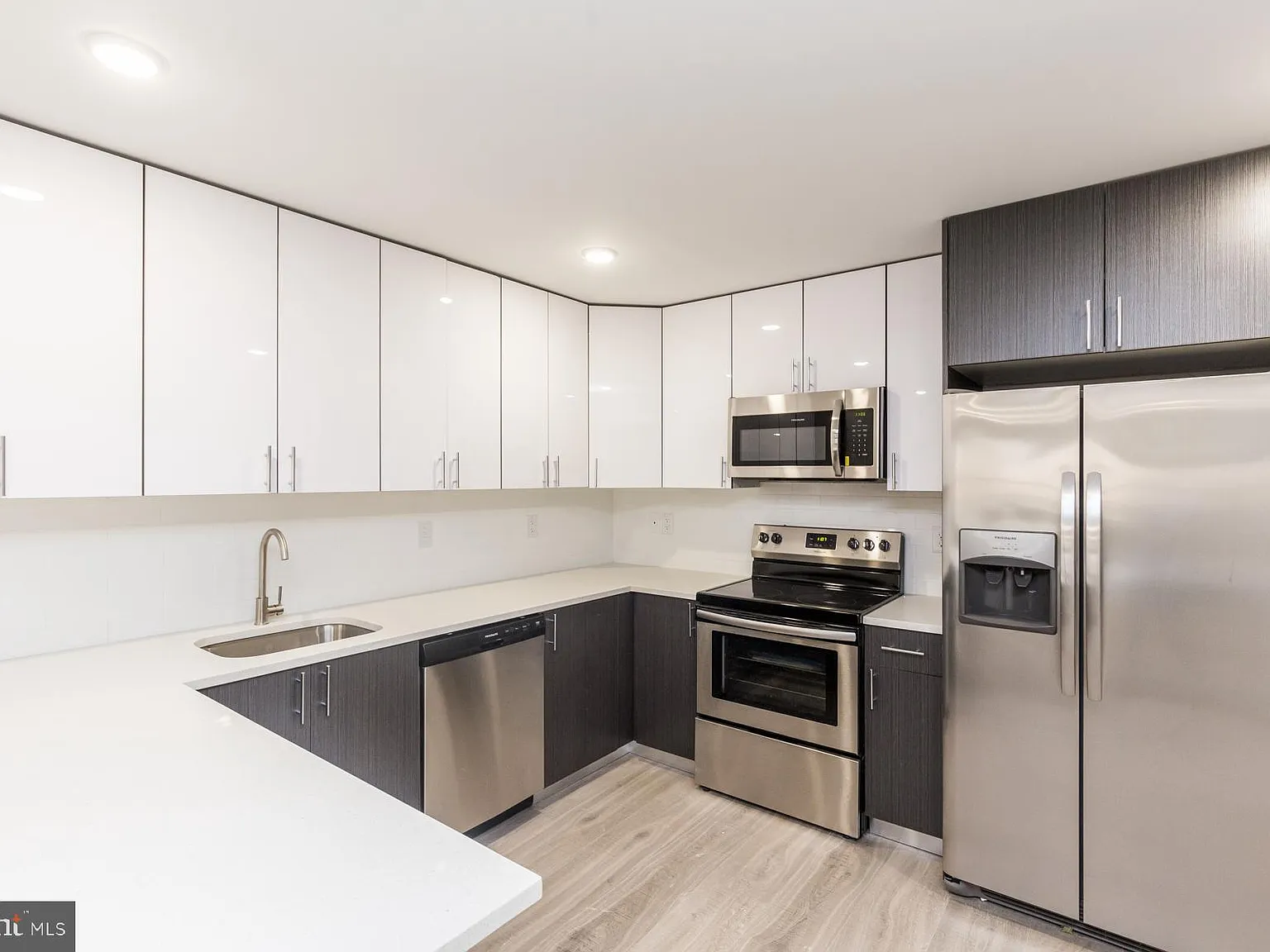 3 bed, 2.5 bath, 1005 sqft, $1,999 — Photo 4