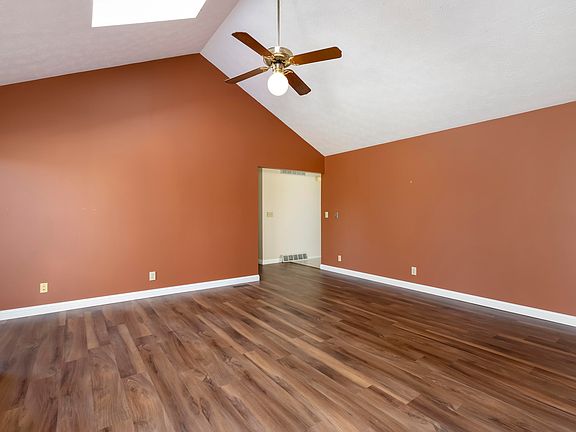 5th image of 158 Lookout Farm Dr
