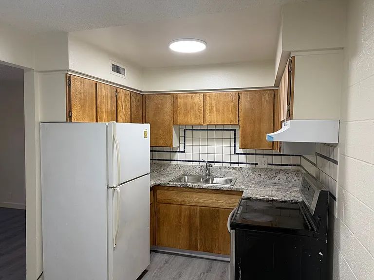 625 S Royal Crest Cir #7 — Photo 4