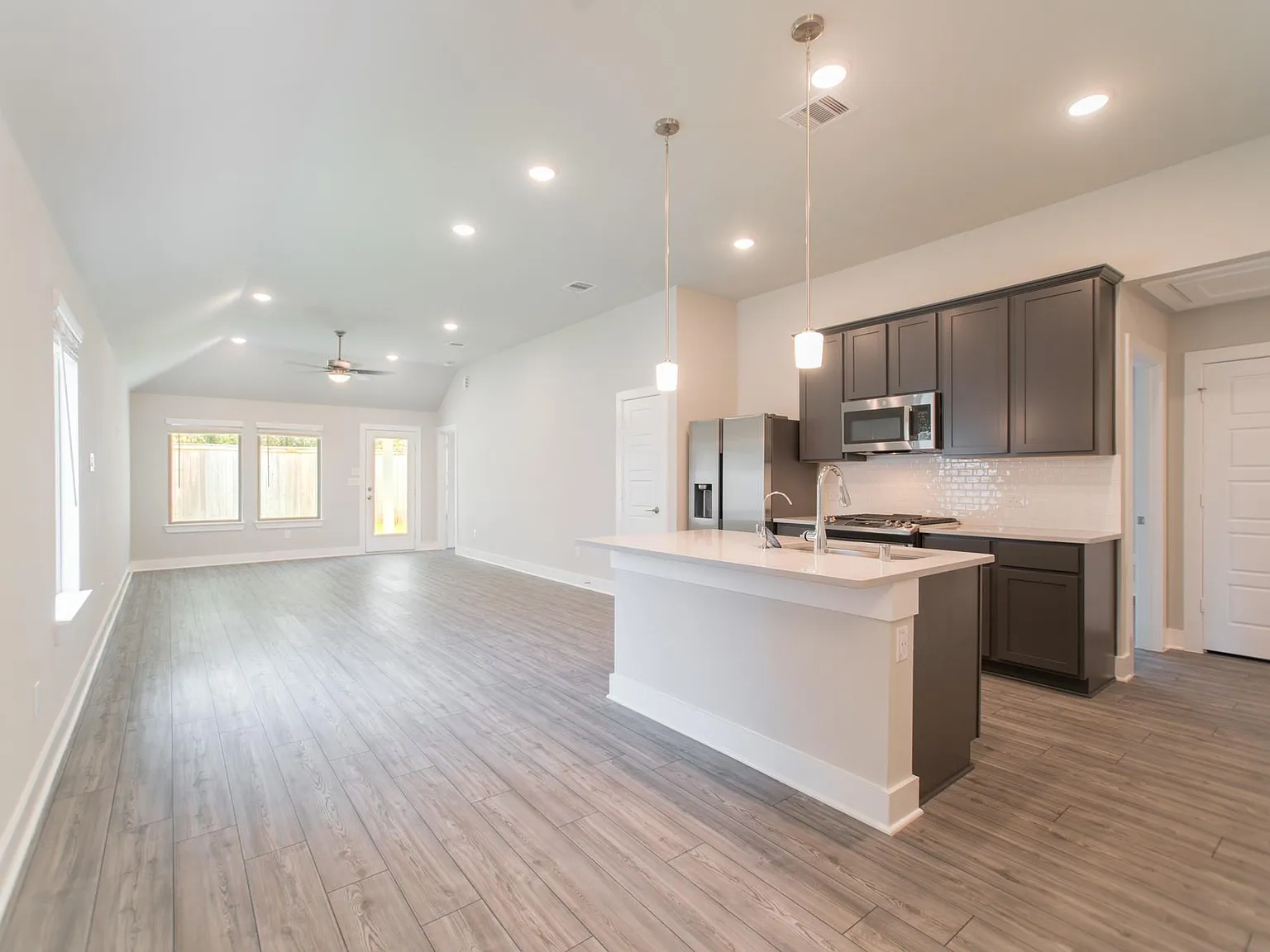 3 bed, 2.0 bath, 1377 sqft, $2,300 — Photo 3