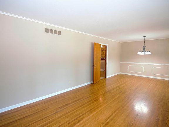 4th image of 1412 Estate Dr
