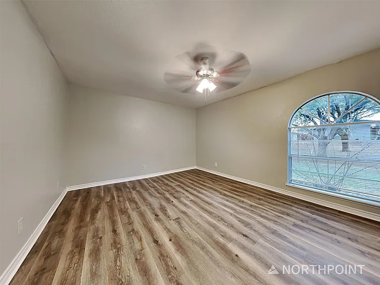 1504 Carnation Dr — Photo 9