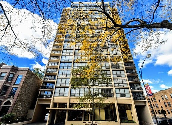 2nd image of 1540 N La Salle St #1602