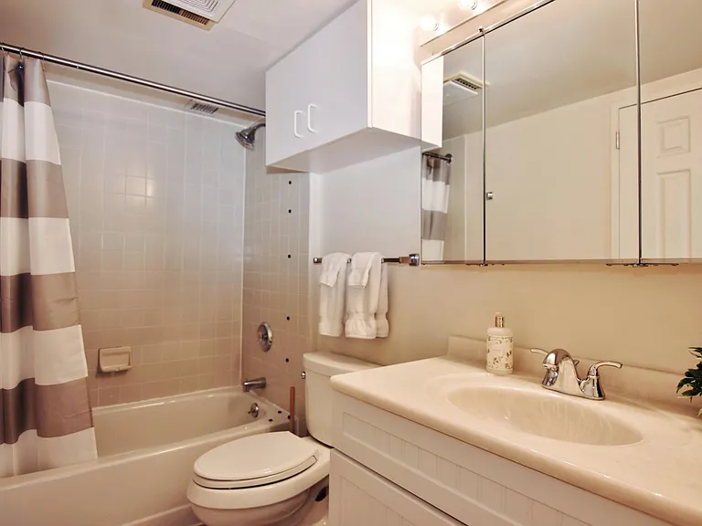 Full Bathroom w/Tub and Shower