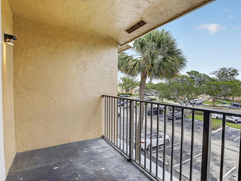300 Palm Cir W #305 — Photo 21