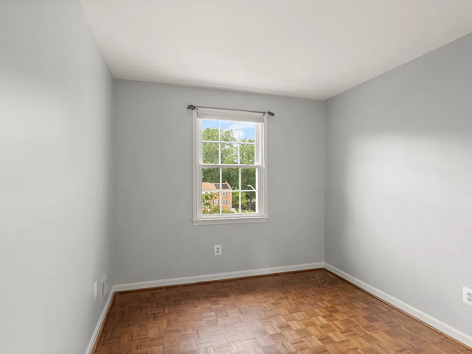 8374 Glastonbury Ct