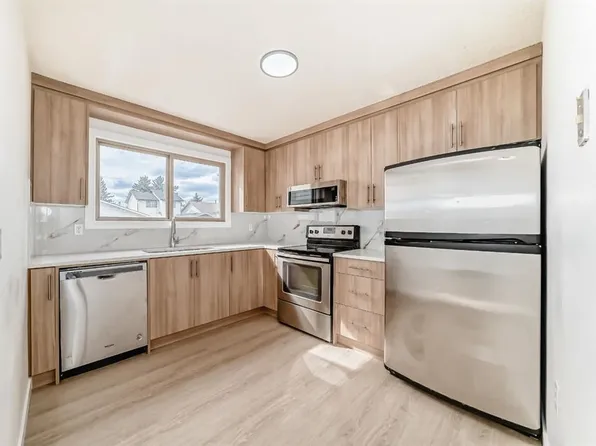 4327 E 38th St NE, Calgary, AB T1Y 5X6