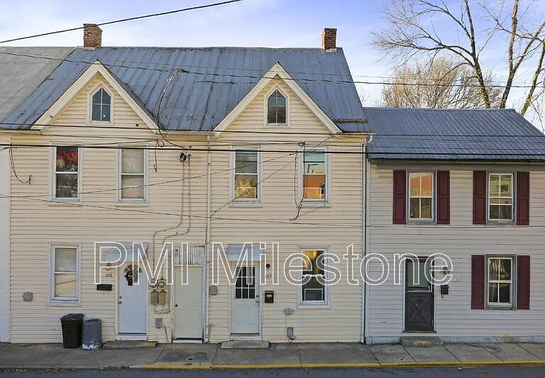 218 N College St — Photo 2