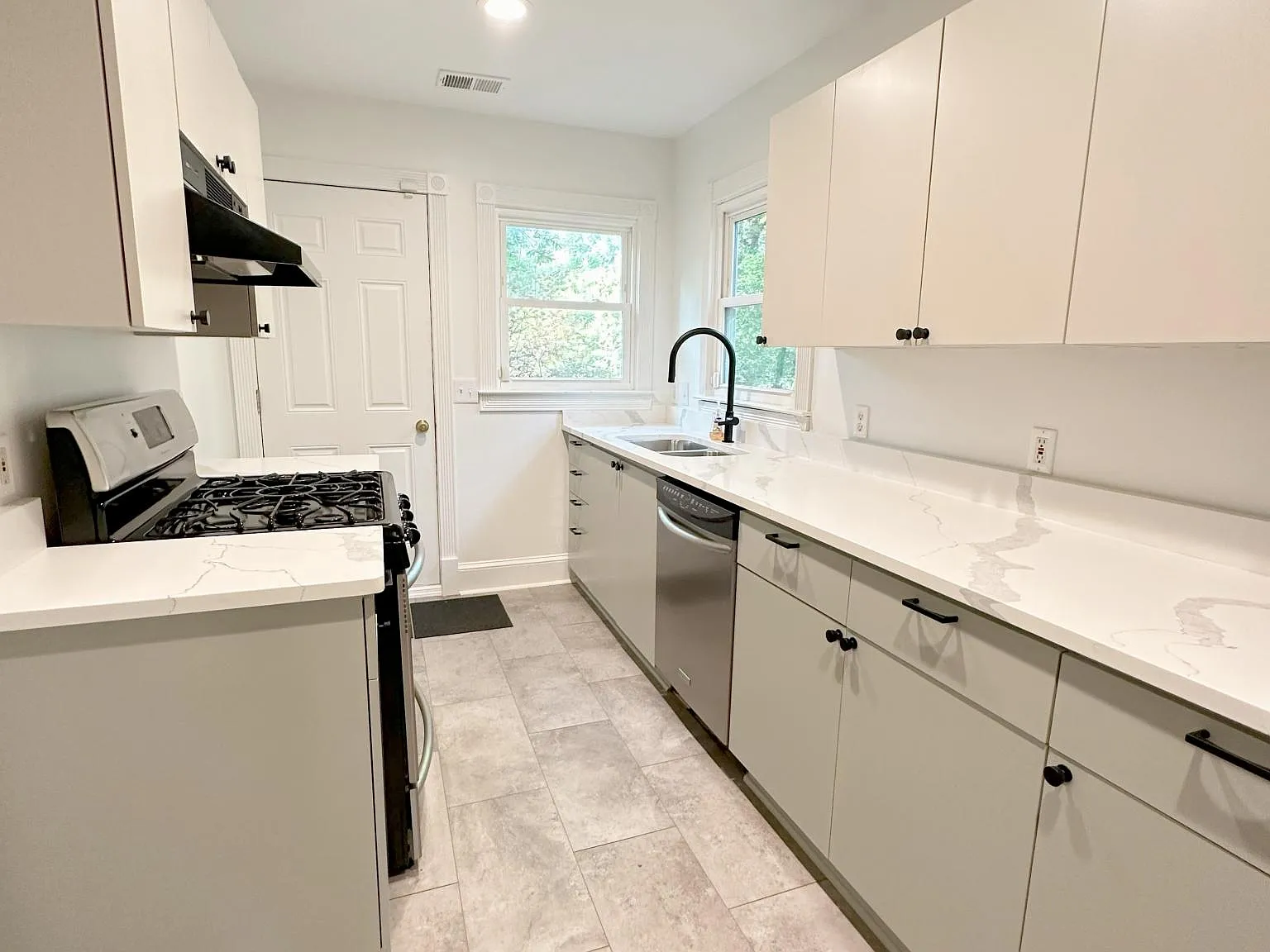 3 bed, 1126 sqft, $3,100 — Photo 3