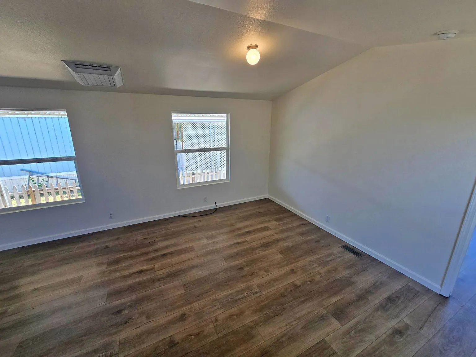 3 bed, 2.0 bath, 730 sqft, $1,250 — Photo 3