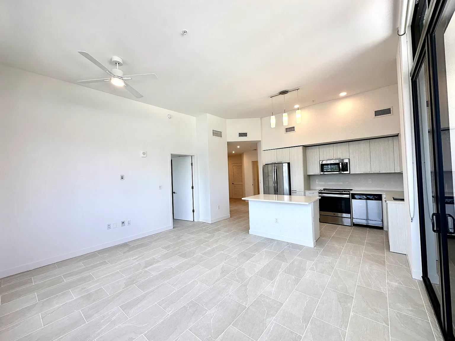 2 bed, 976 sqft, $3,199 — Photo 2