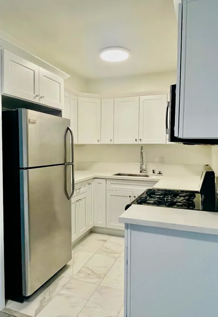 1595 E. Chevy Chase Drive — Photo 4
