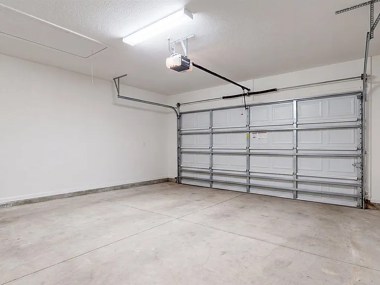 106 Fernwood Cres — Photo 16
