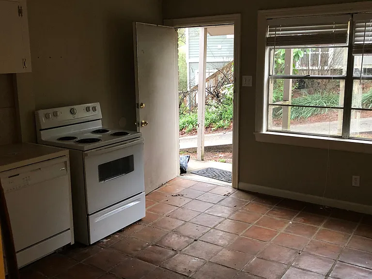 1023 Kavanaugh Blvd #C — Photo 6