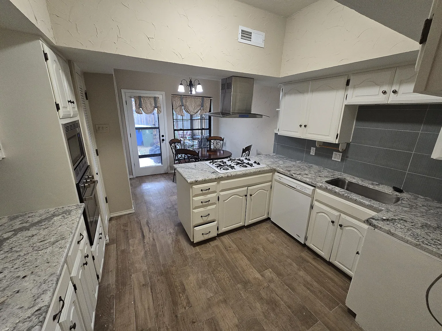 3 bed, 1796 sqft, $2,900 — Photo 3