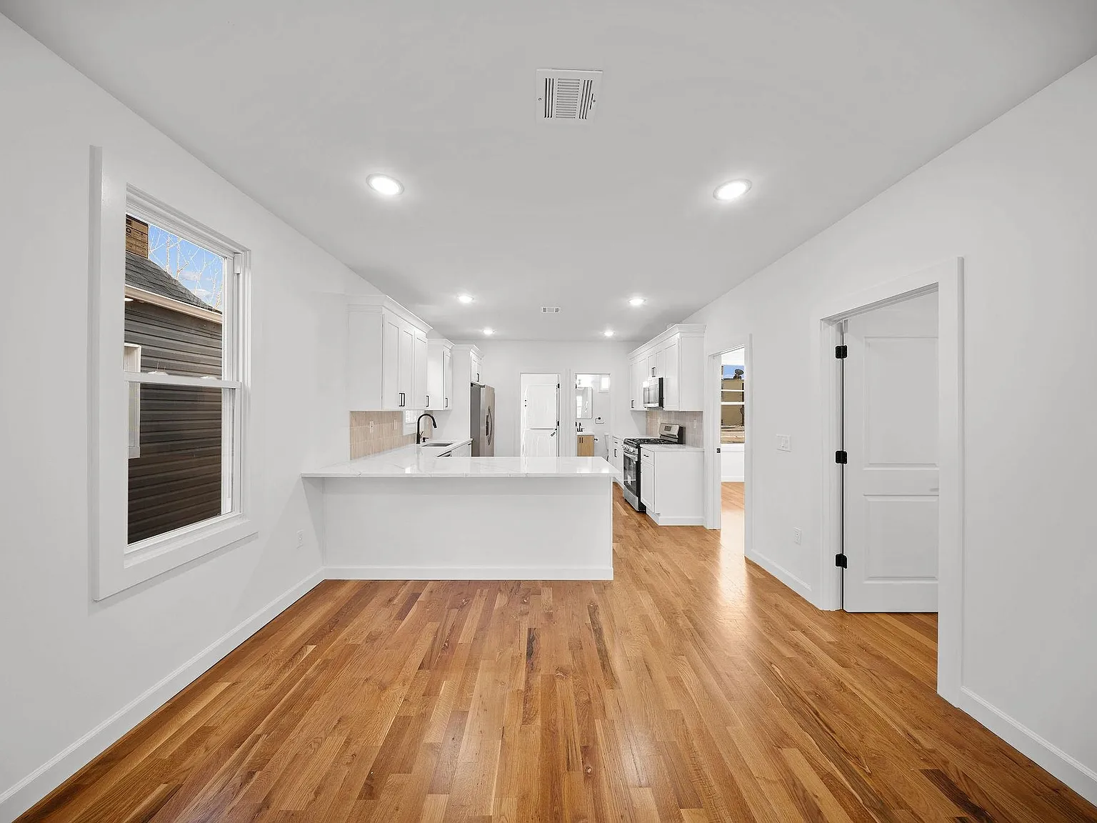 3 bed, 2.0 bath, $3,000 — Photo 3