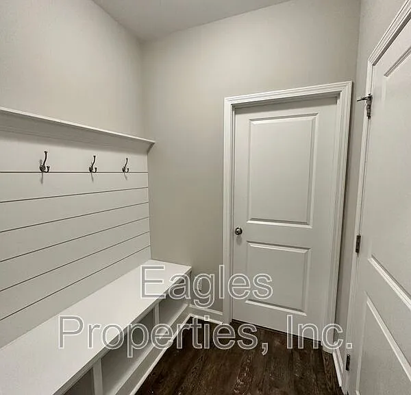 451 Fallingbrook Dr — Photo 4