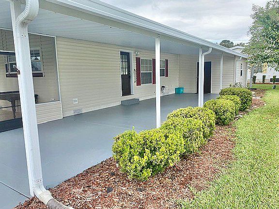 Large driveway/carport area!