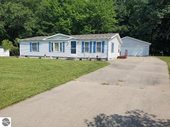 5860 Apple Hill Dr, Lake, MI 48632