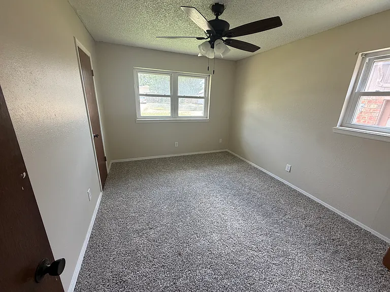 2502 N Park Dr — Photo 11