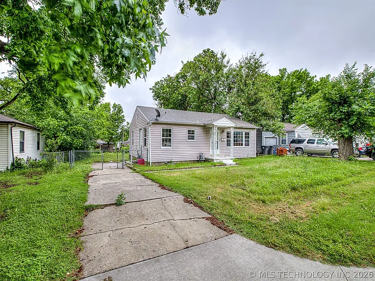 1913 N Florence Pl — Photo 2