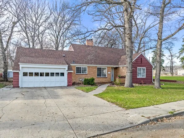 19 Cortland Dr NW, Minot, ND 58703