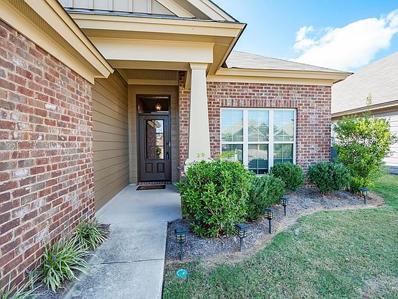 2nd image of 805 Charlemont Ln