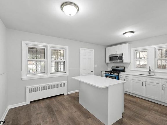 4th image of 404 Tremont Ave