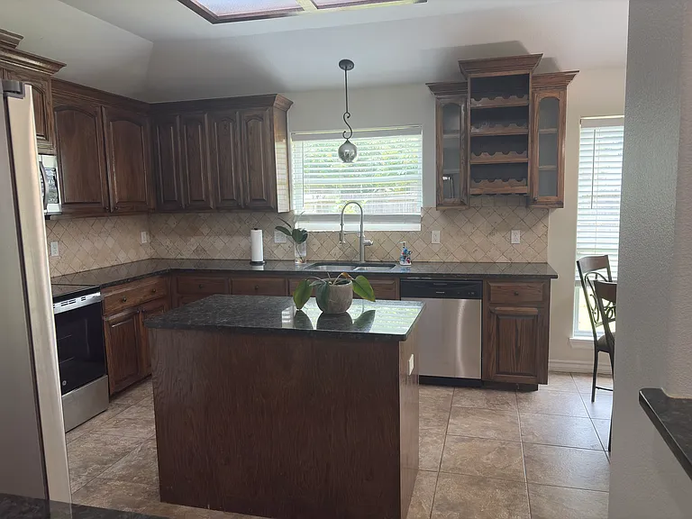 1921 Woodbend Dr — Photo 6