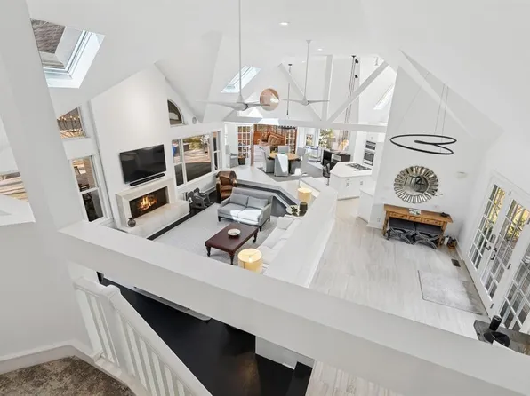 https://photos.zillowstatic.com/fp/471e71badc90bc071f6228df74854ba8-p_e.webp