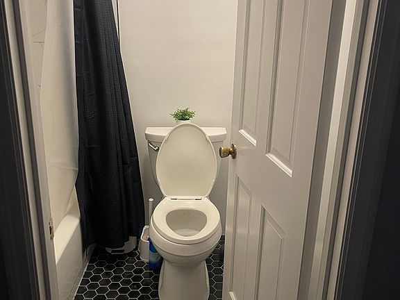 4th image of 4001 Anderson Rd Unit 35