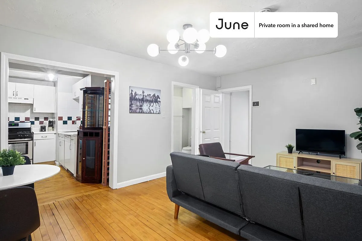 Queen bedroom in 2 bed/1.5 bath home in Newton Corner #776 B — Photo 4