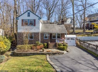 17 Oakridge Rd, Verona, NJ 07044