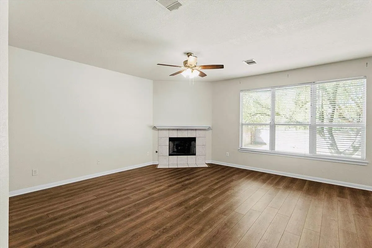 4 bed, 3.0 bath, 2817 sqft, $2,950 — Photo 4