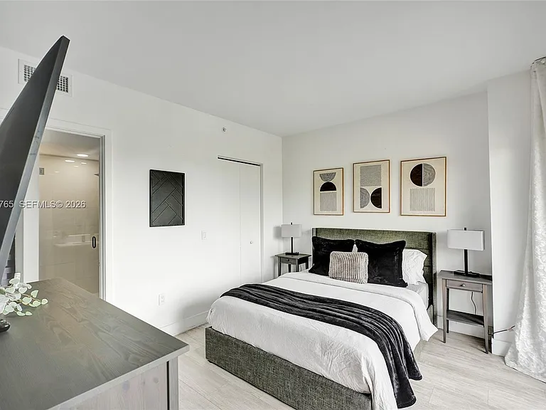 121 NE 34th St #910 — Photo 20