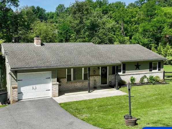 888 Country Ln, York, PA 17406