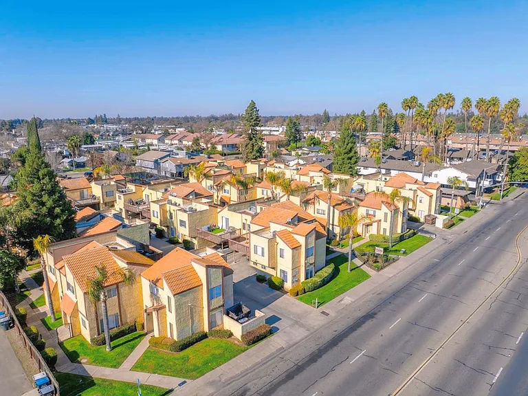Mission Villa Town Homes — Photo 13
