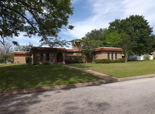 101 Pecan St, Hallettsville, TX 77964