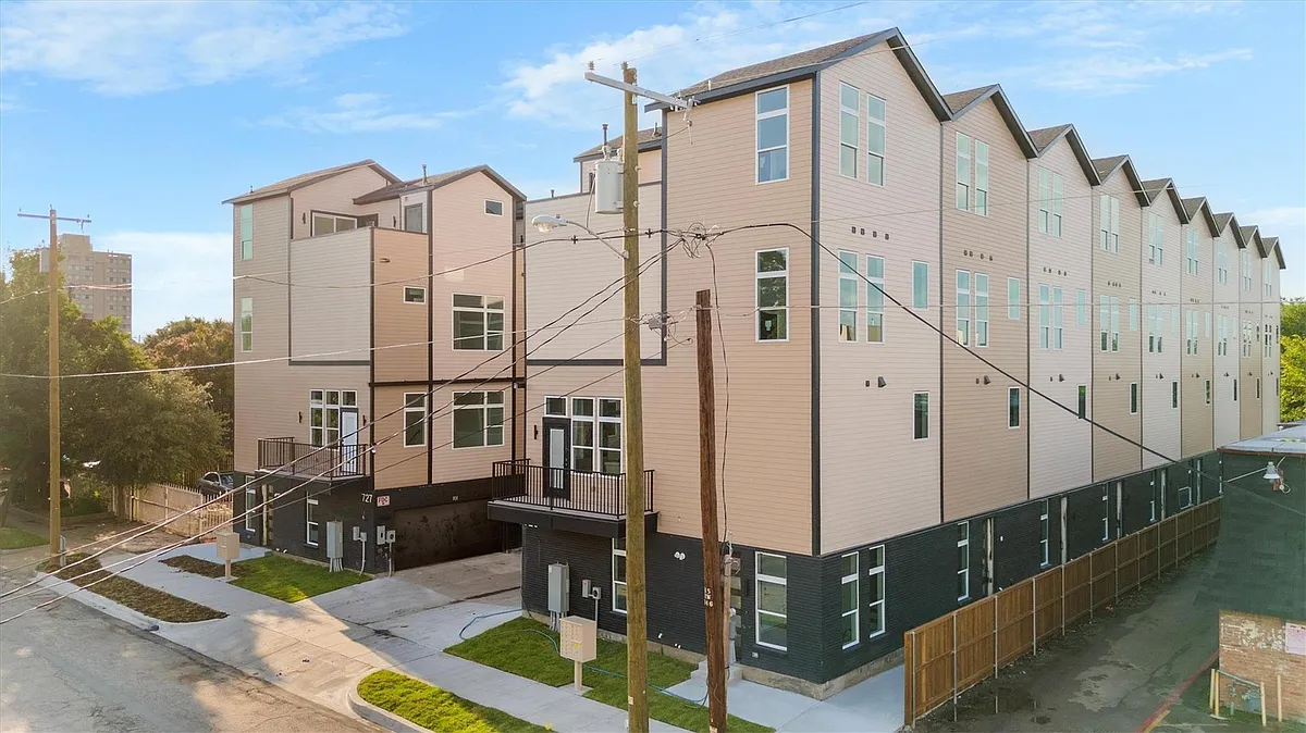 Building Photo - 723 W 10th St #101