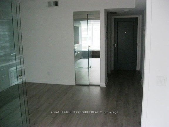 5th image of 155 Yorkville Ave #909