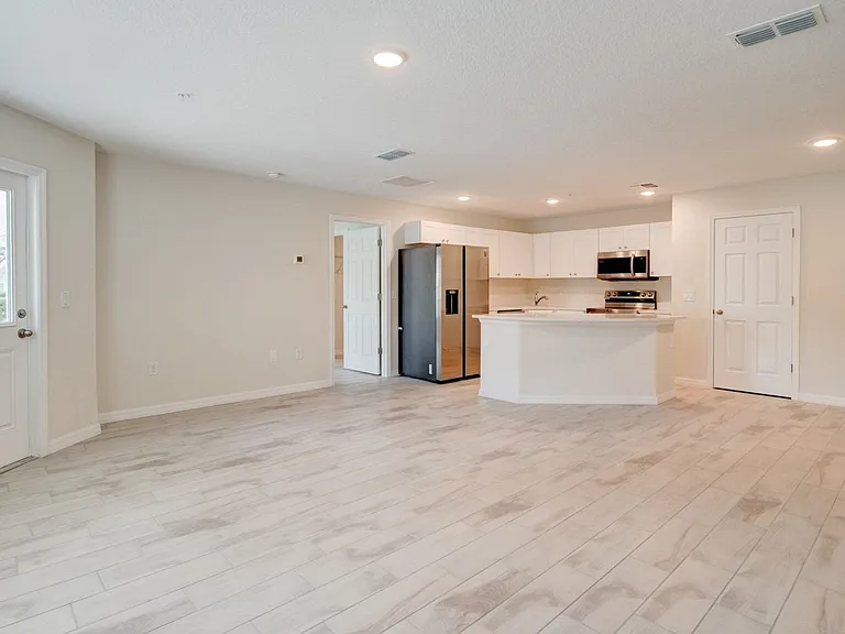 829 E Wildmere Ave — Photo 4