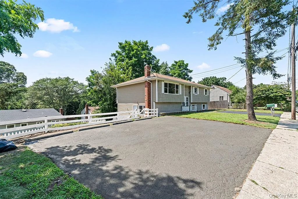 3 bed, 1.0 bath, 1400 sqft, $4,200 — Photo 2