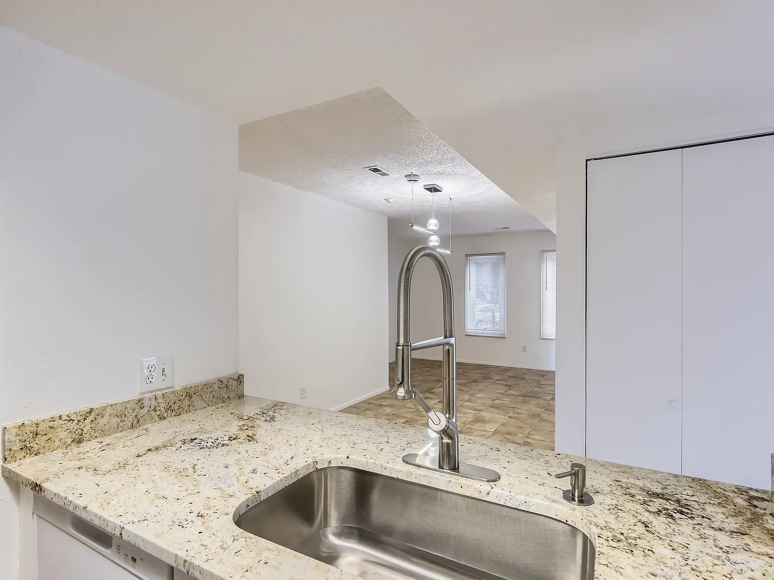 3 bed, 1771 sqft, $2,500 — Photo 2