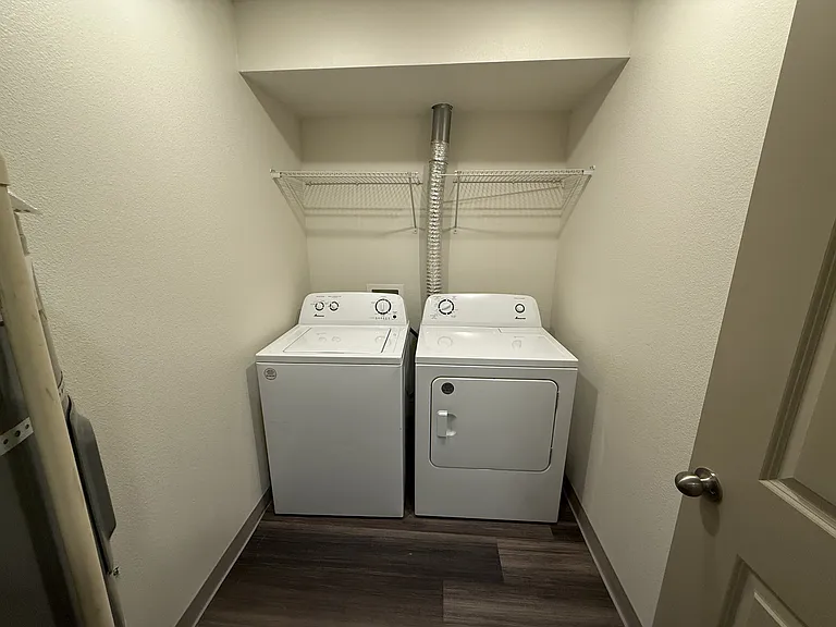 Sierra Point Apartments — Photo 19