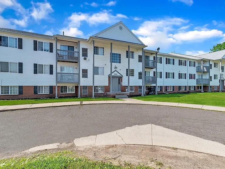 Auburn West Apartments — Photo 12