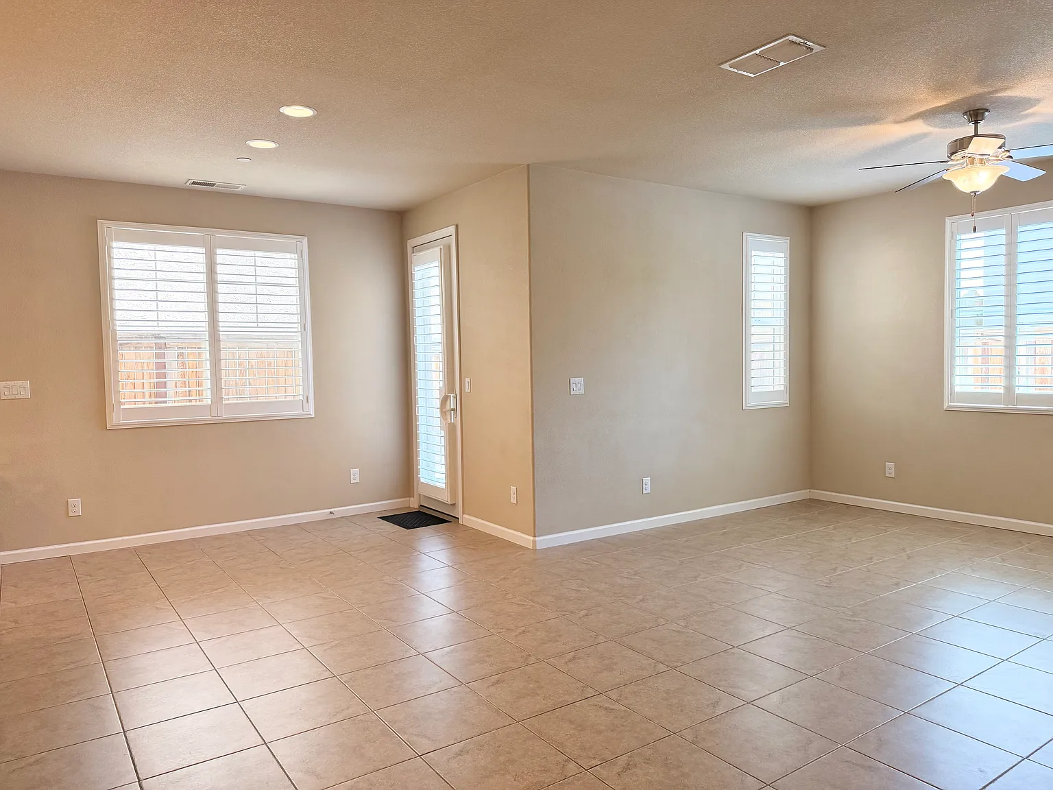 4 bed, 3.5 bath, 2433 sqft, $2,900 — Photo 3